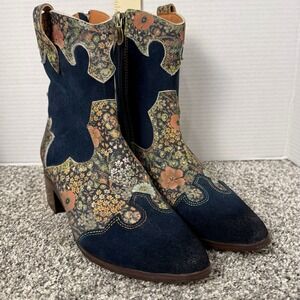 L'ARTISTE LADYLUCK-SHINE BOOTIES Size 38 Navy Blue Suede/Leather W/Floral Design